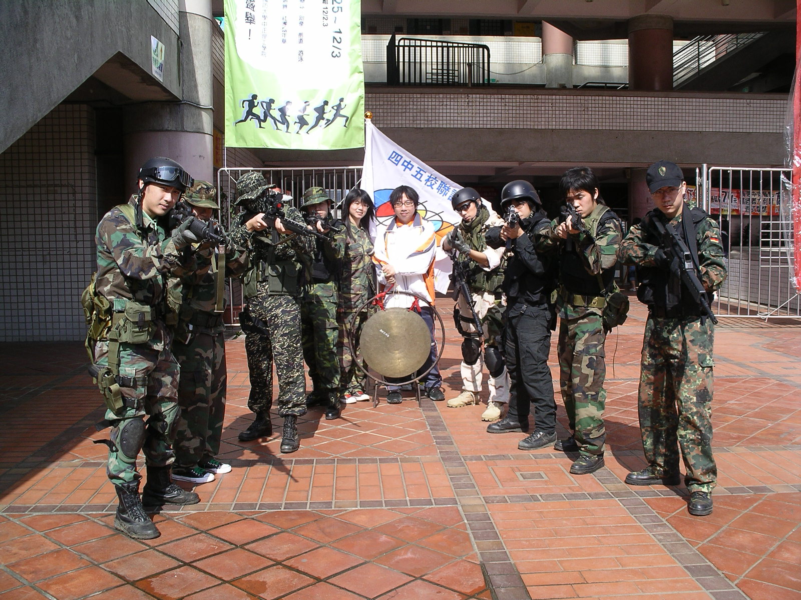 軍研社社員於活動中心前合照