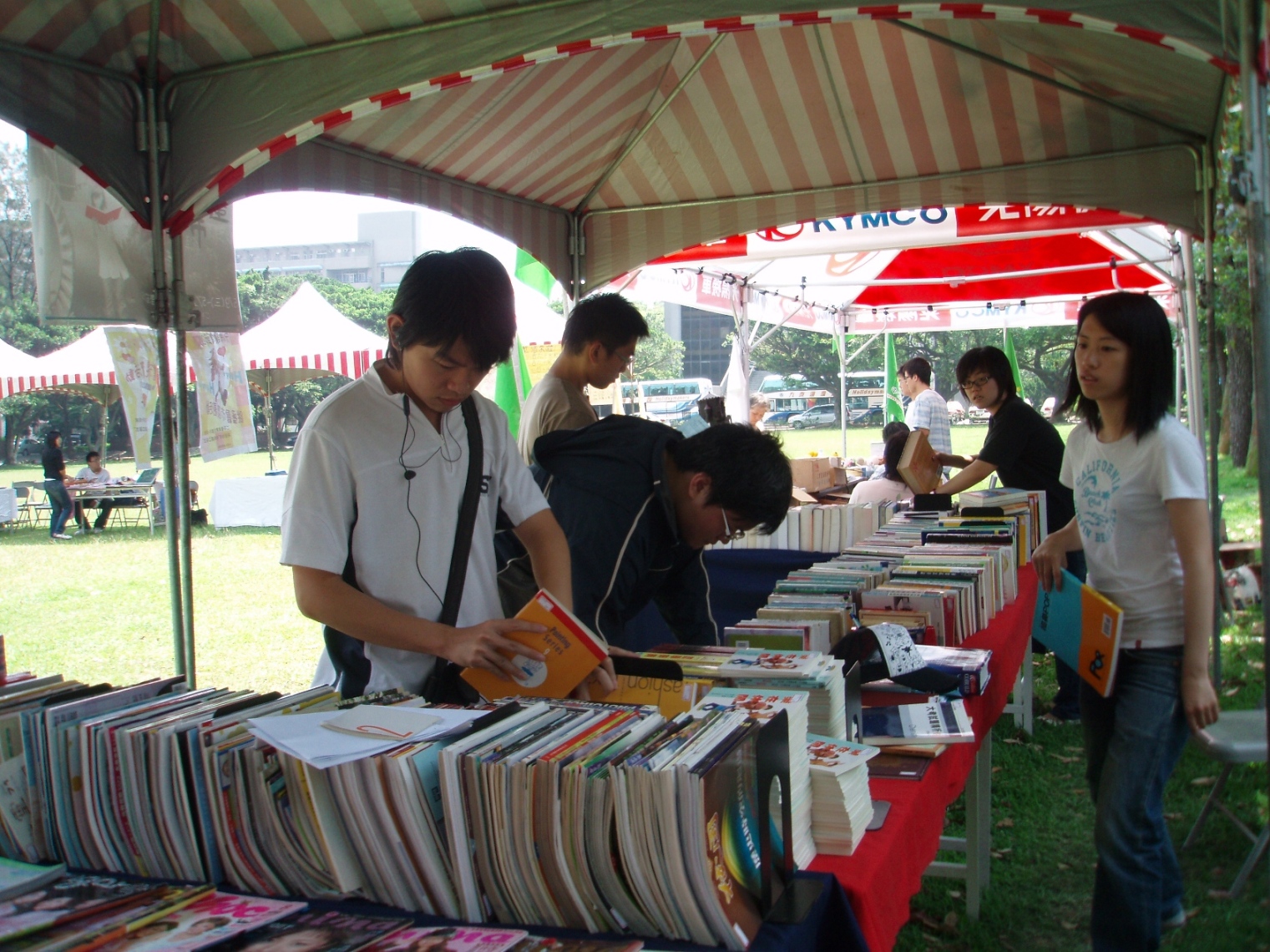 學生於二手書攤前尋找合適書籍