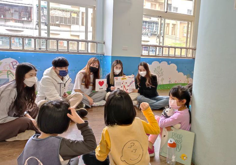 為因應升學與就業市場需求，中原大學應用外語系特別開設「外語教學組專業領域課程」供係上學生修習。