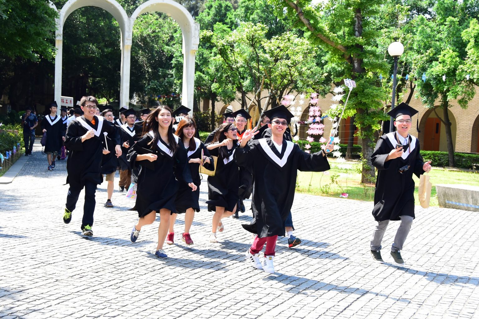 穿越的蛻變─中原「校門」傳說 - 中原大學Chung Yuan Christian University