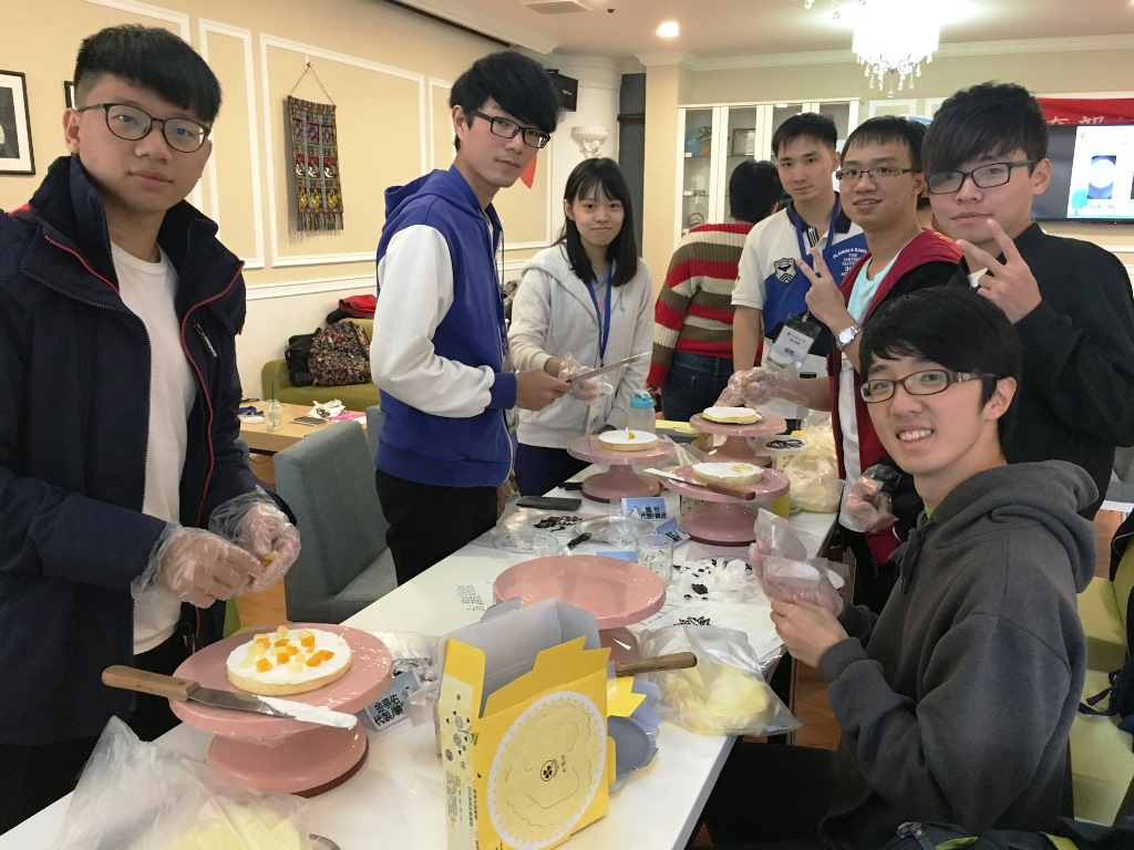 中原大學發起聖誕節公益活動，邀請全校師生一起認購愛心蛋糕