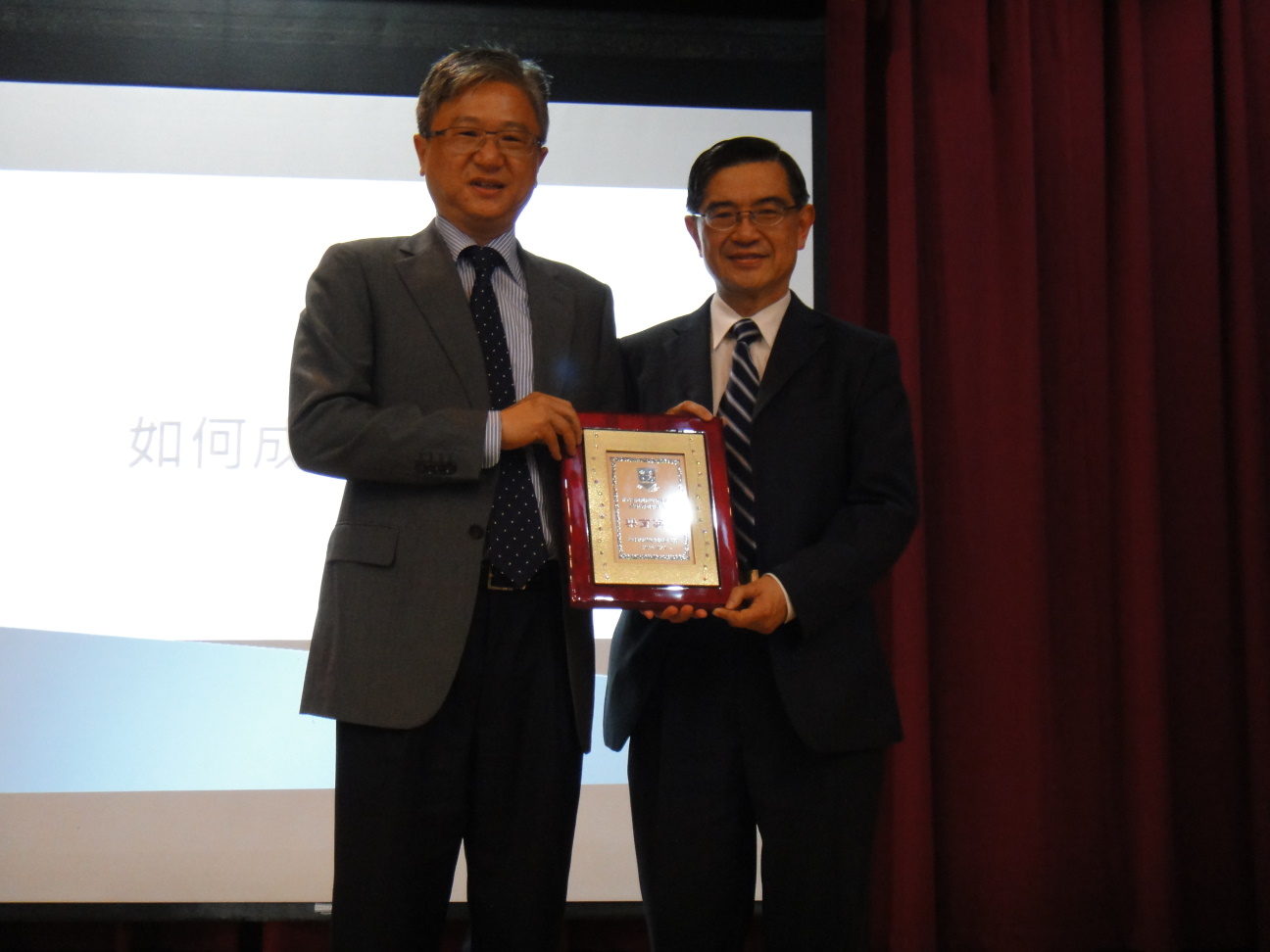 致贈獎牌給新光合纖董事長吳東昇