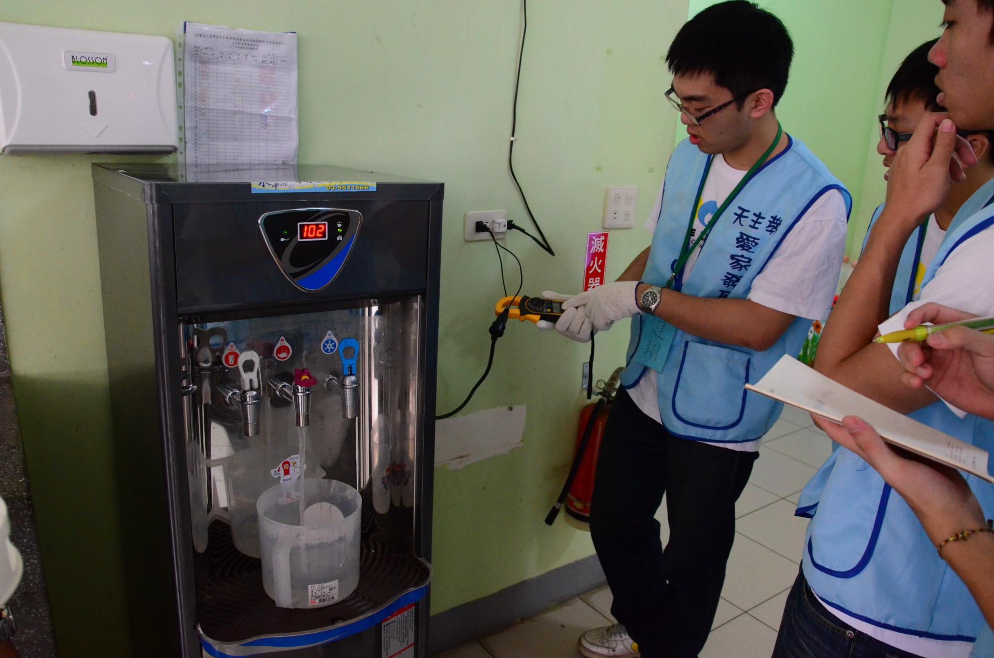 學生協助測量電器用品消耗功率