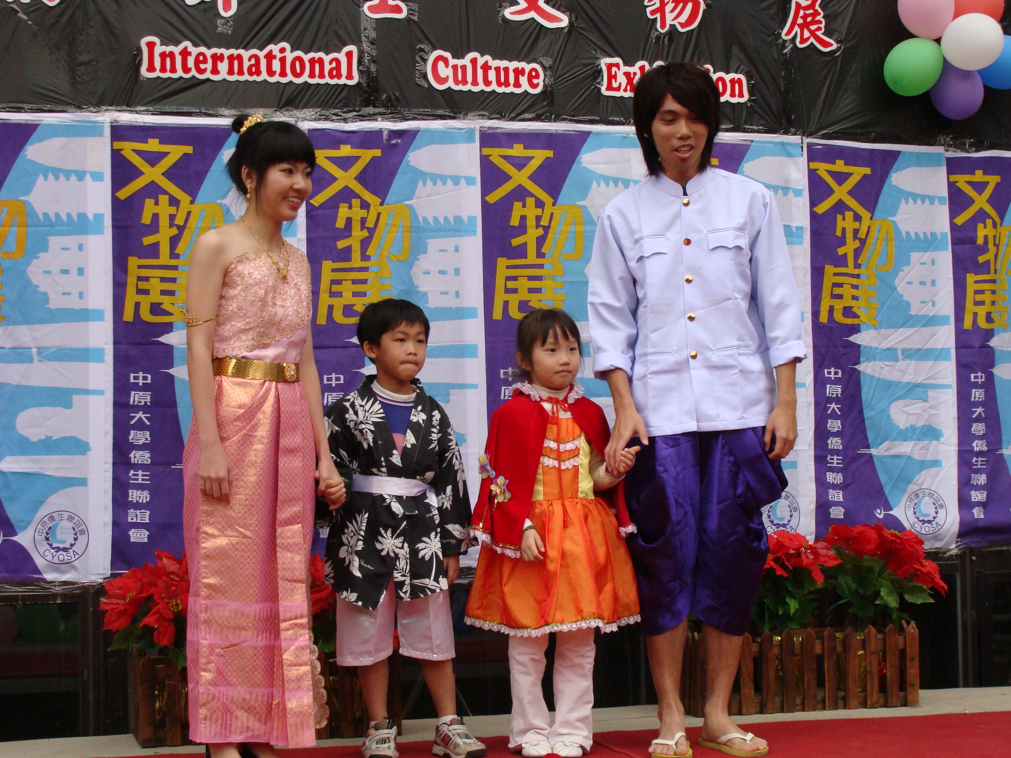 學生穿著傳統服飾走秀