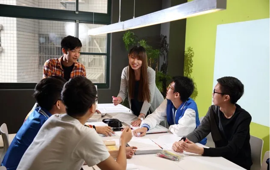 中原學生於討論室交流