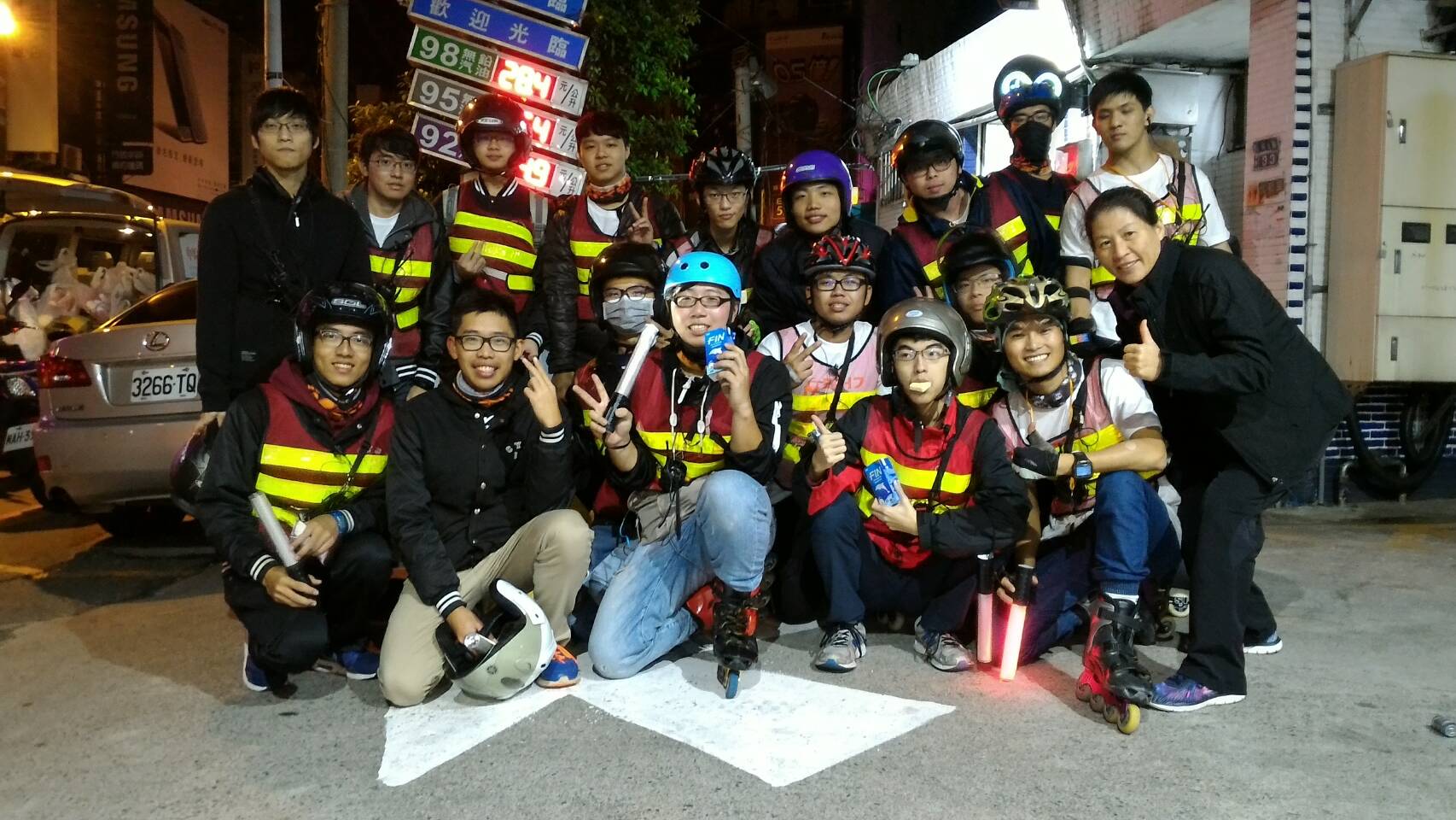 中原大學溜冰社及單車休閒社的學生，32年來風雨無阻在元旦夜，以直排輪、單車方式從桃園前往總統府參加元旦升旗！