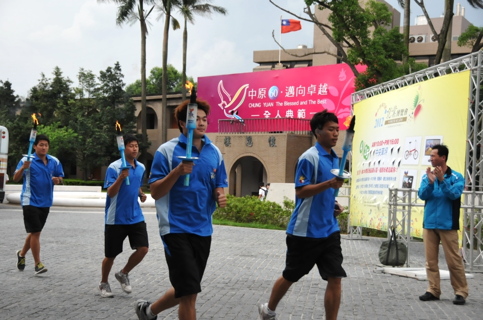 學生舉起聖火繞校園