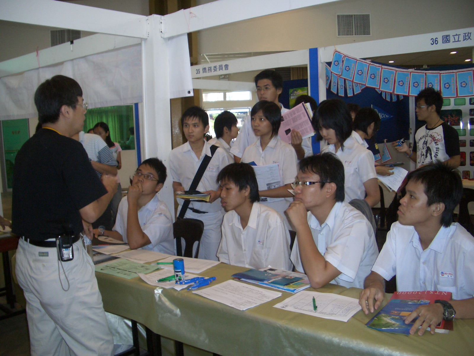 學生於中原大學攤位聆聽說明