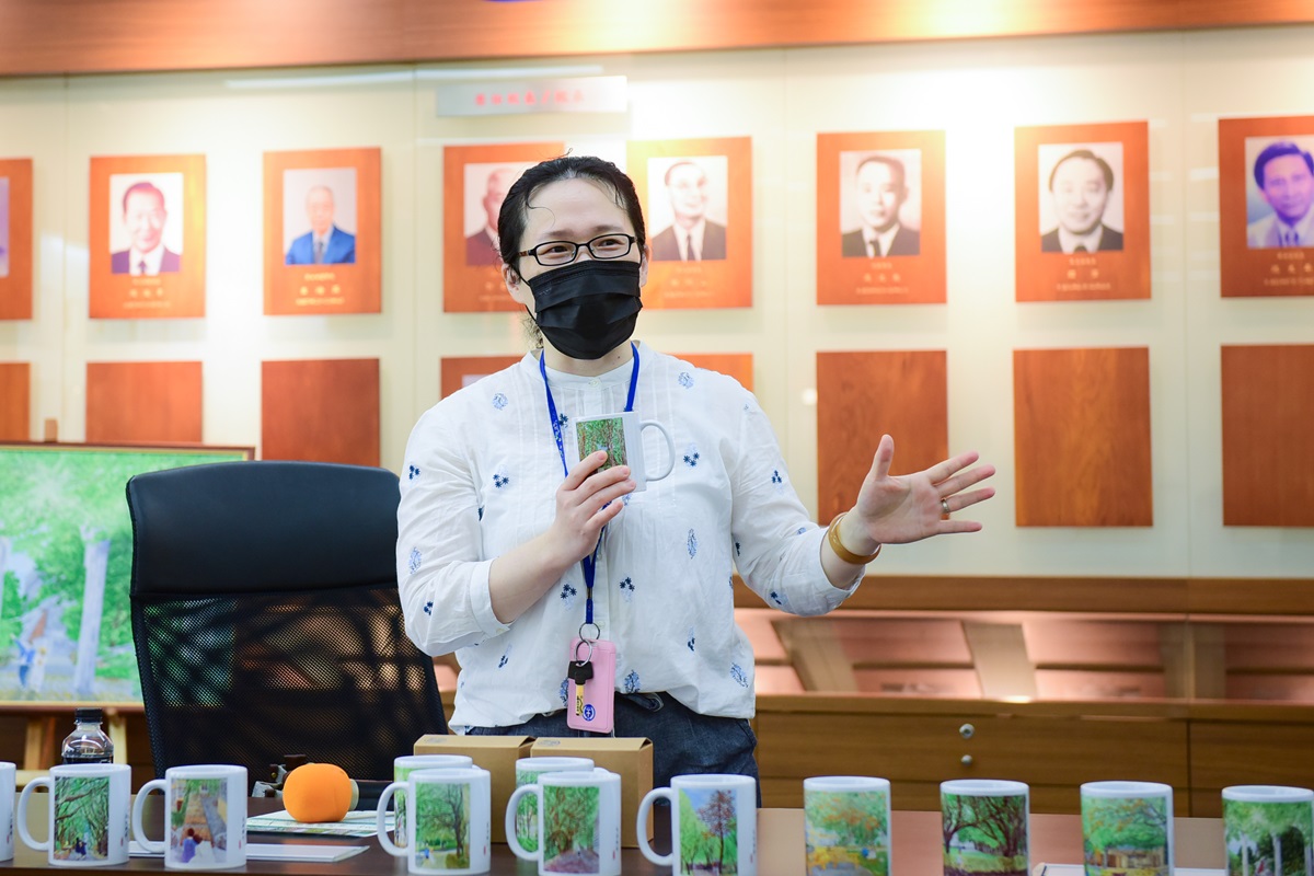 藝術家王嬿婷不僅分享了畫作的構思，更一再強調自己對母校的深厚情感。