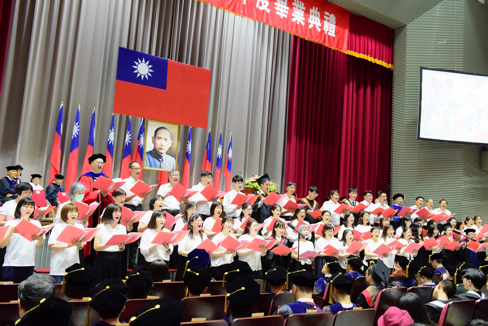 中原大學教職員詩班頌讚祝福，曲目：靠主剛強Be strong in the Lord。