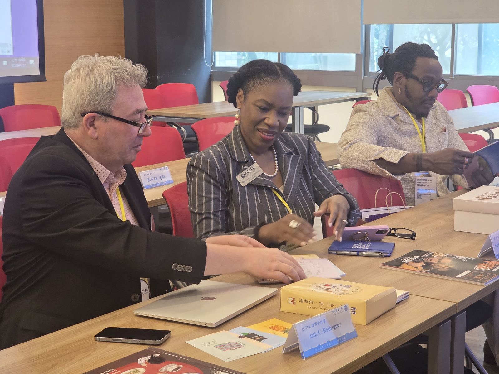 ACTFL代表團翻閱中原大學應用華語文學系學生畢業專題作品。