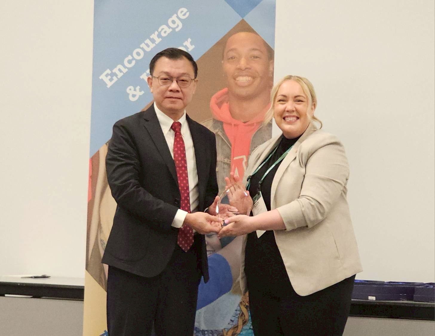 BGS全球總部執行長Christina Allrich （左）頒發獎座予中原大學傑出校友方俊能博士。