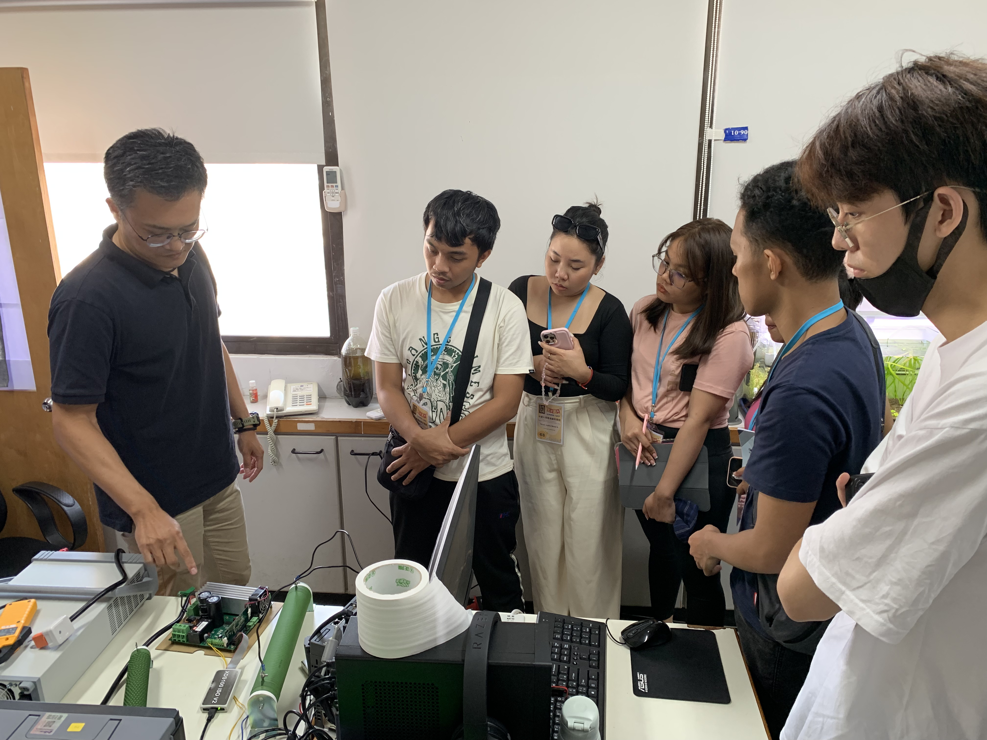 營隊準備豐富的專題演講及專題製作
