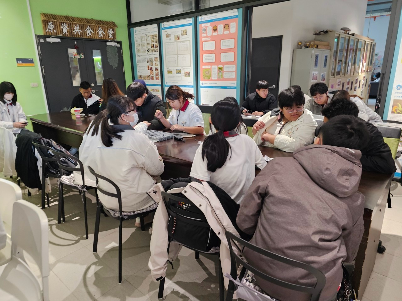 學生與教師共同參與琉璃珠串珠製作及文化創意工藝工作坊