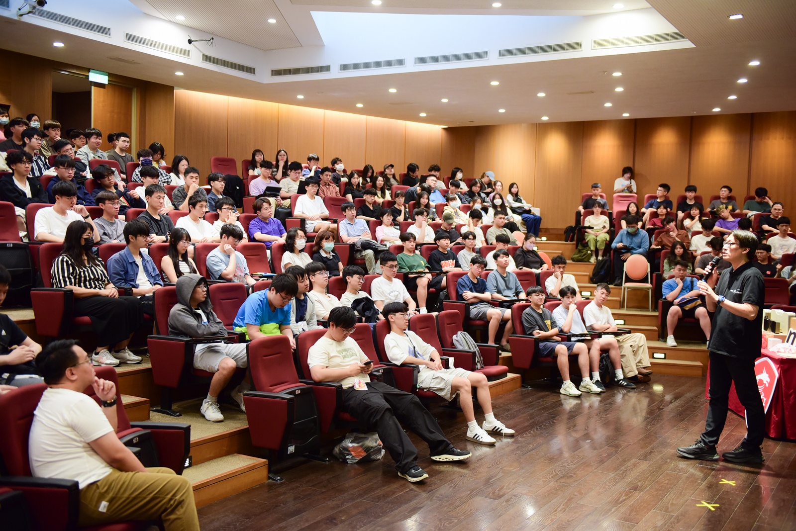 NVIDIA執行長黃仁勳主題演講直播於中原大學同步登場，活動主持人與現場師生互動。