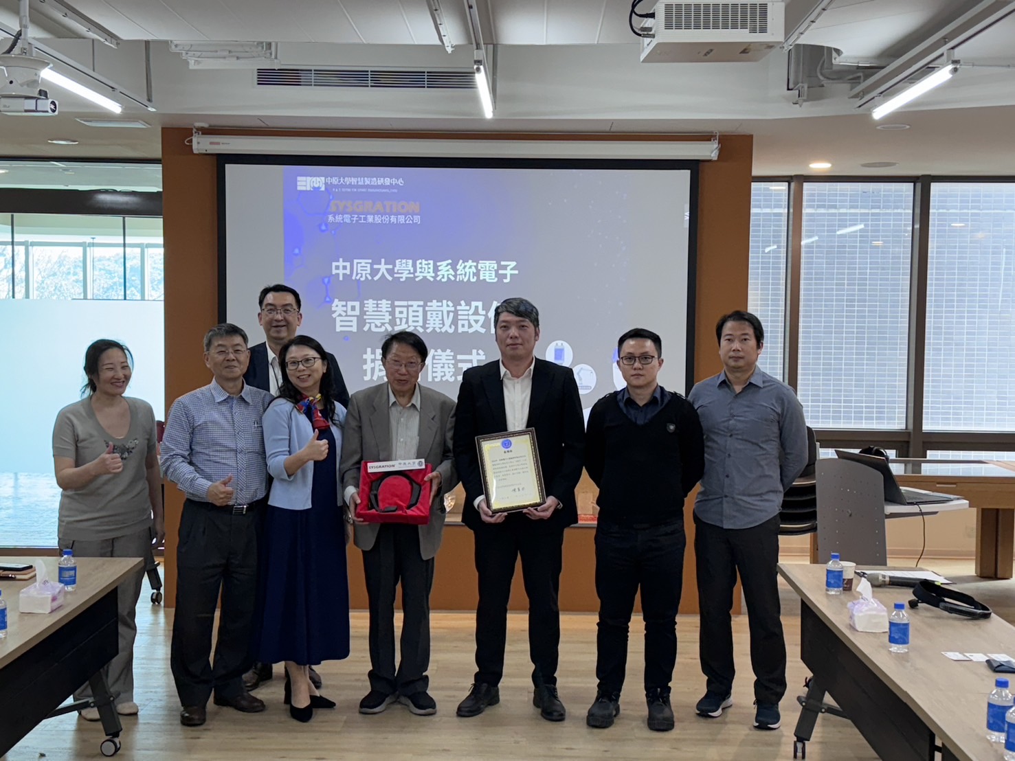 中原大學與系統電子工業(股)公司於中原大學知行領航館進行產學合作協議簽約暨設備捐贈儀式