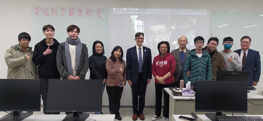UWM教授訪問智慧運算與大數據課程體驗AI虛擬人。