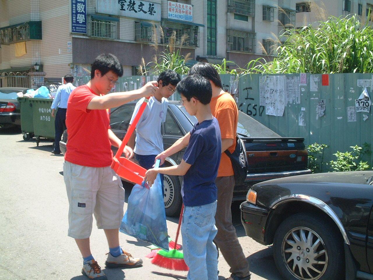 中原大學學生協助社區清潔、消毒