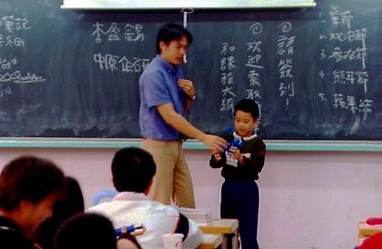 老師在課堂與學生互動