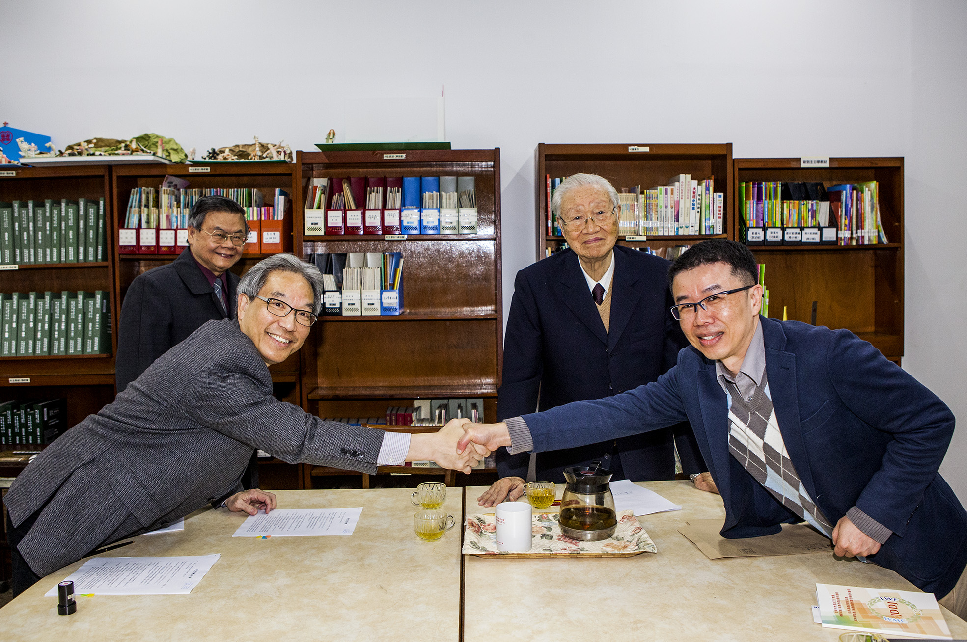 中原師長與香港浸會出版社握手合影