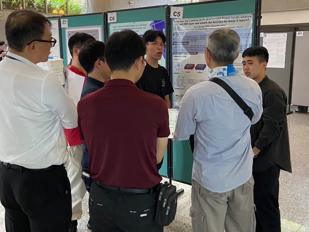 學生向業師與校內老師報告各個主題的所學內容。