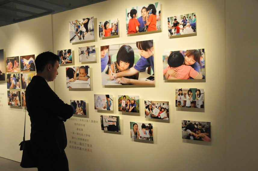 民眾參觀中原雙個展