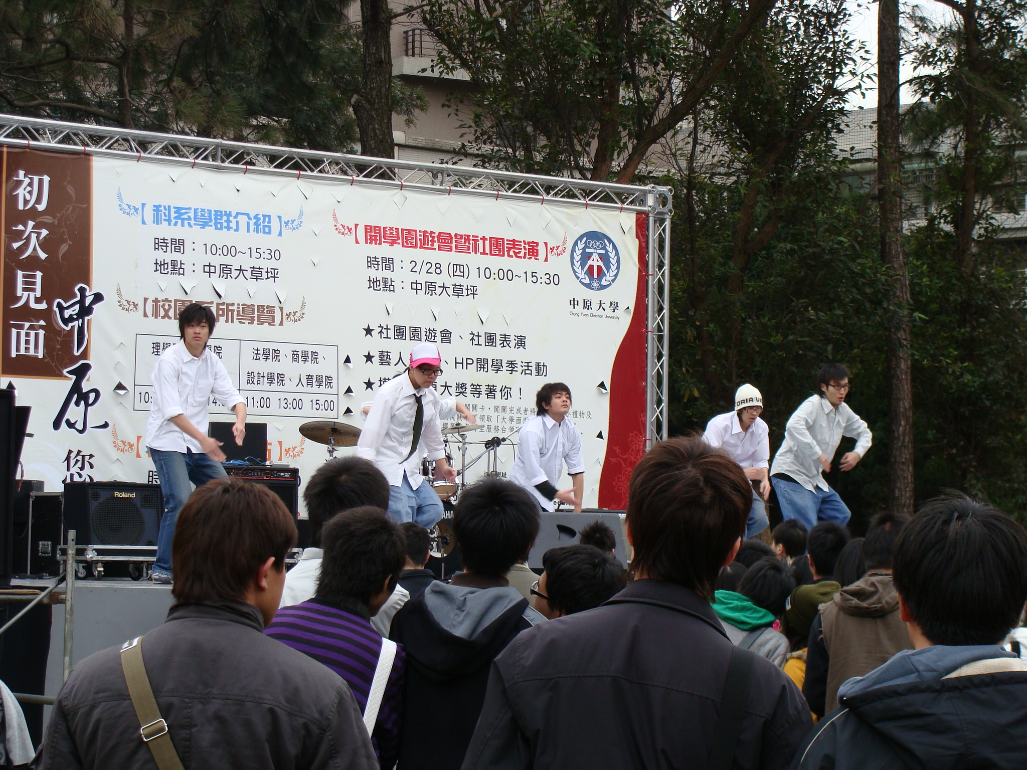 園遊會舞台上進行社團表演