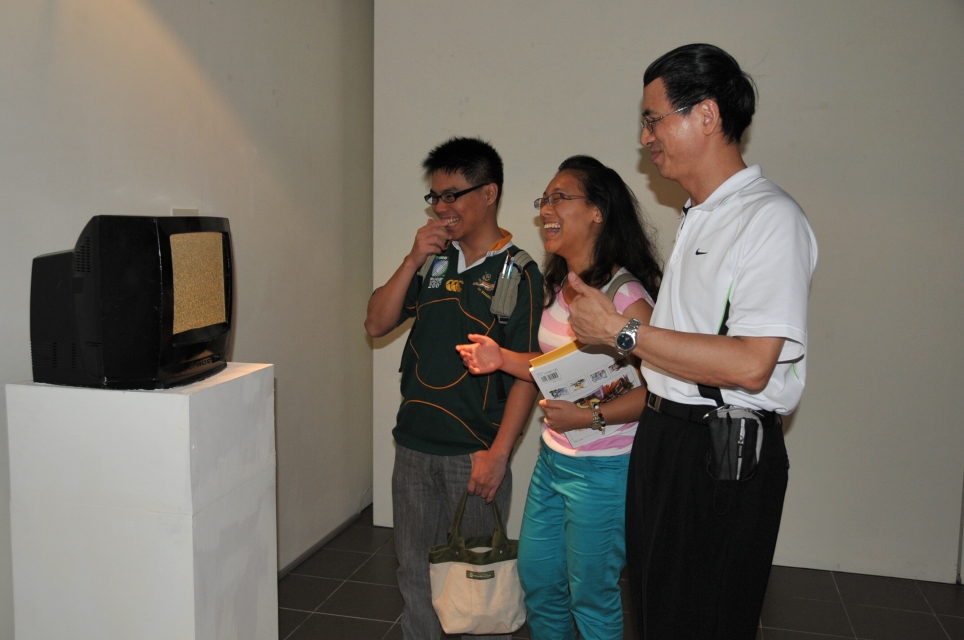 師長參觀燒熱血聯展