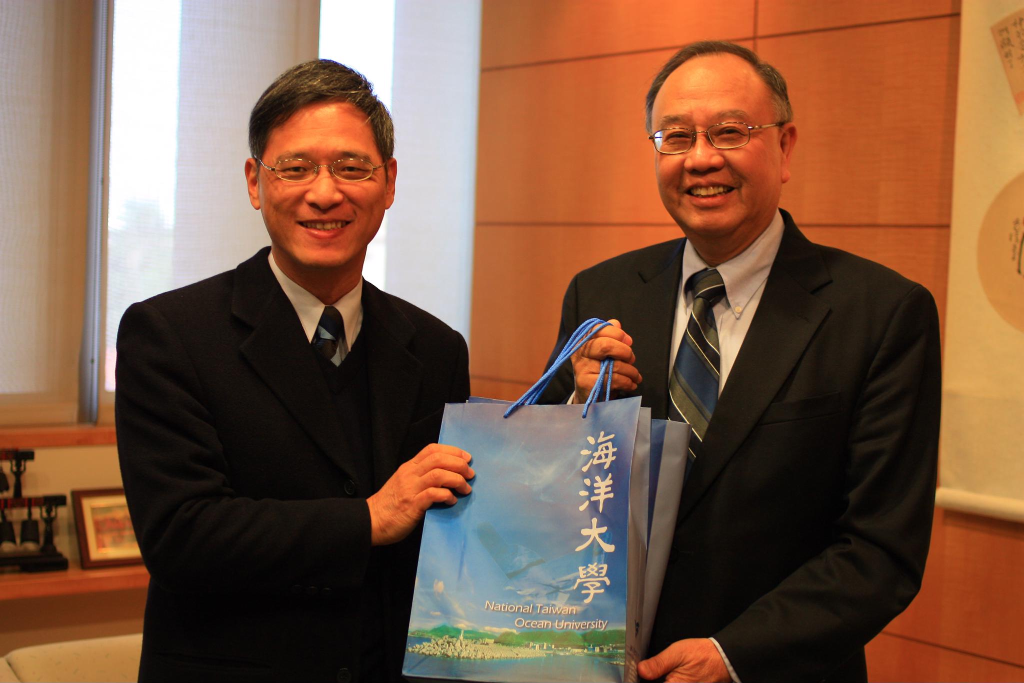 海洋大學副校長致贈禮品