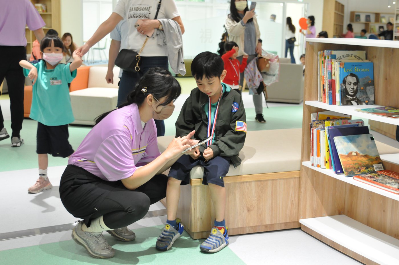 (圖)與學生共讀英語兒童繪本