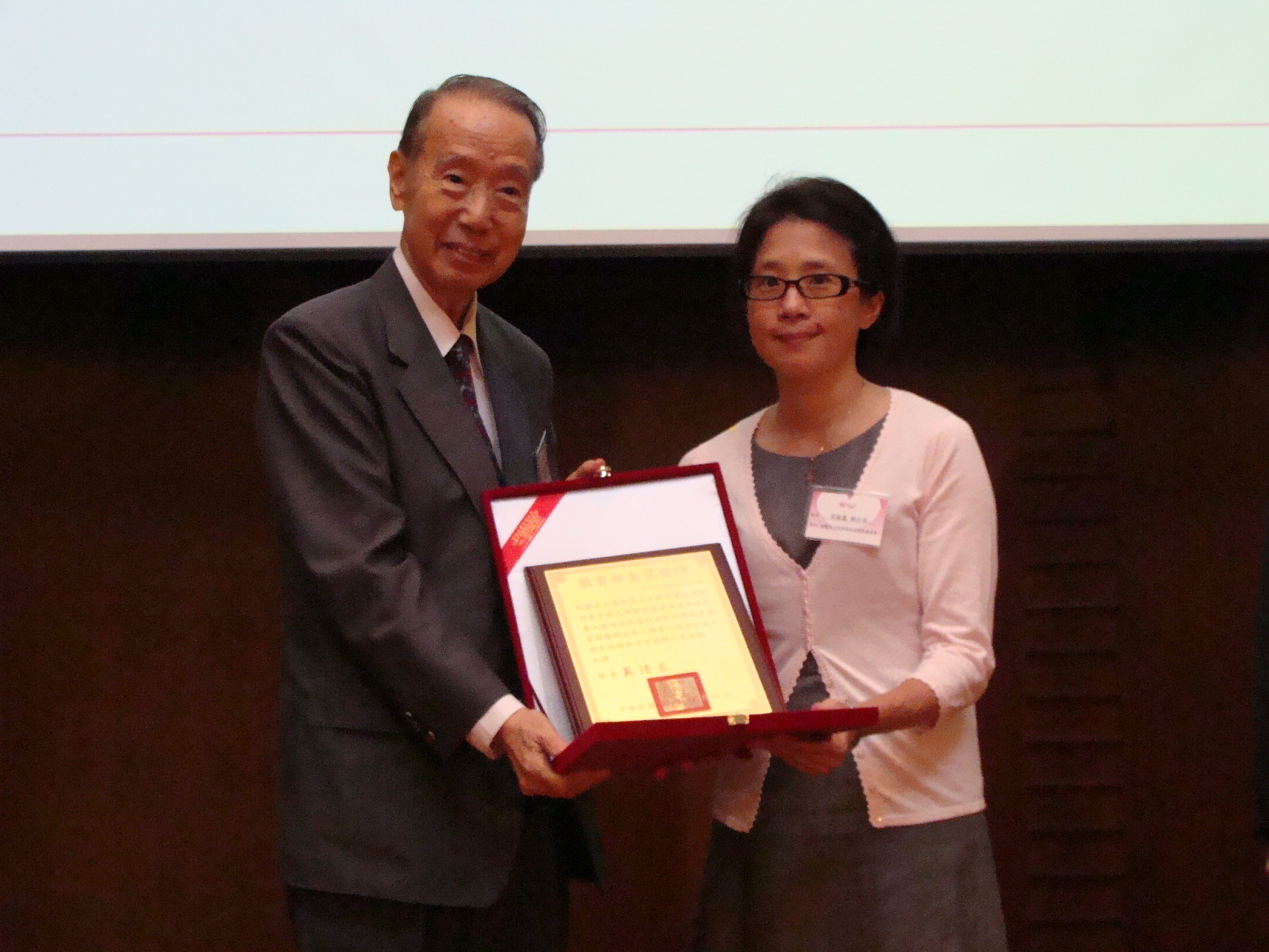 宗緒麗執行長接受白董事長頒發教育部金質獎章