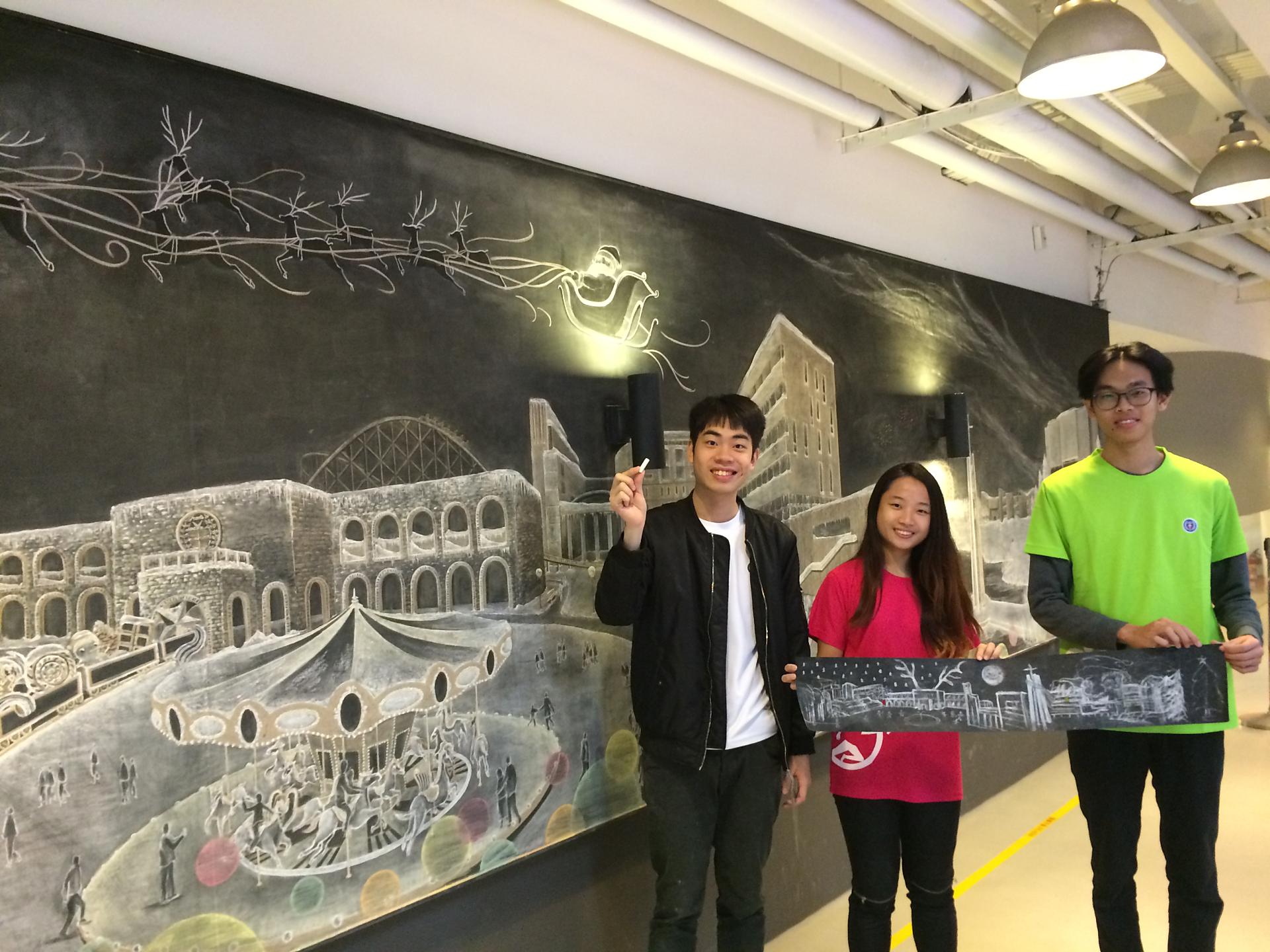 長約8公尺的黑板上，畫滿了中原代表性的地標建物，還有濃濃的雪地風情與聖誕節慶的氛圍