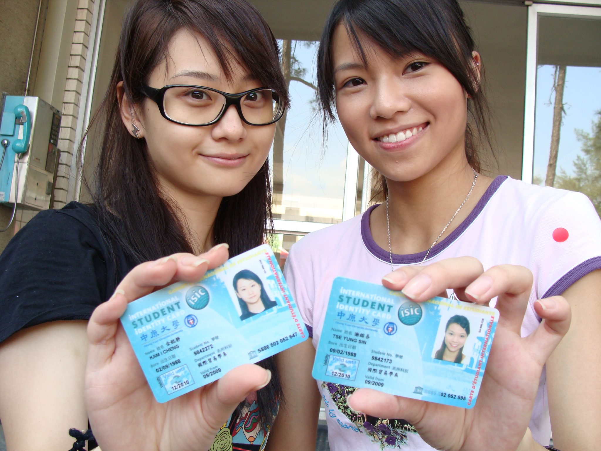 學生手持國際學生證