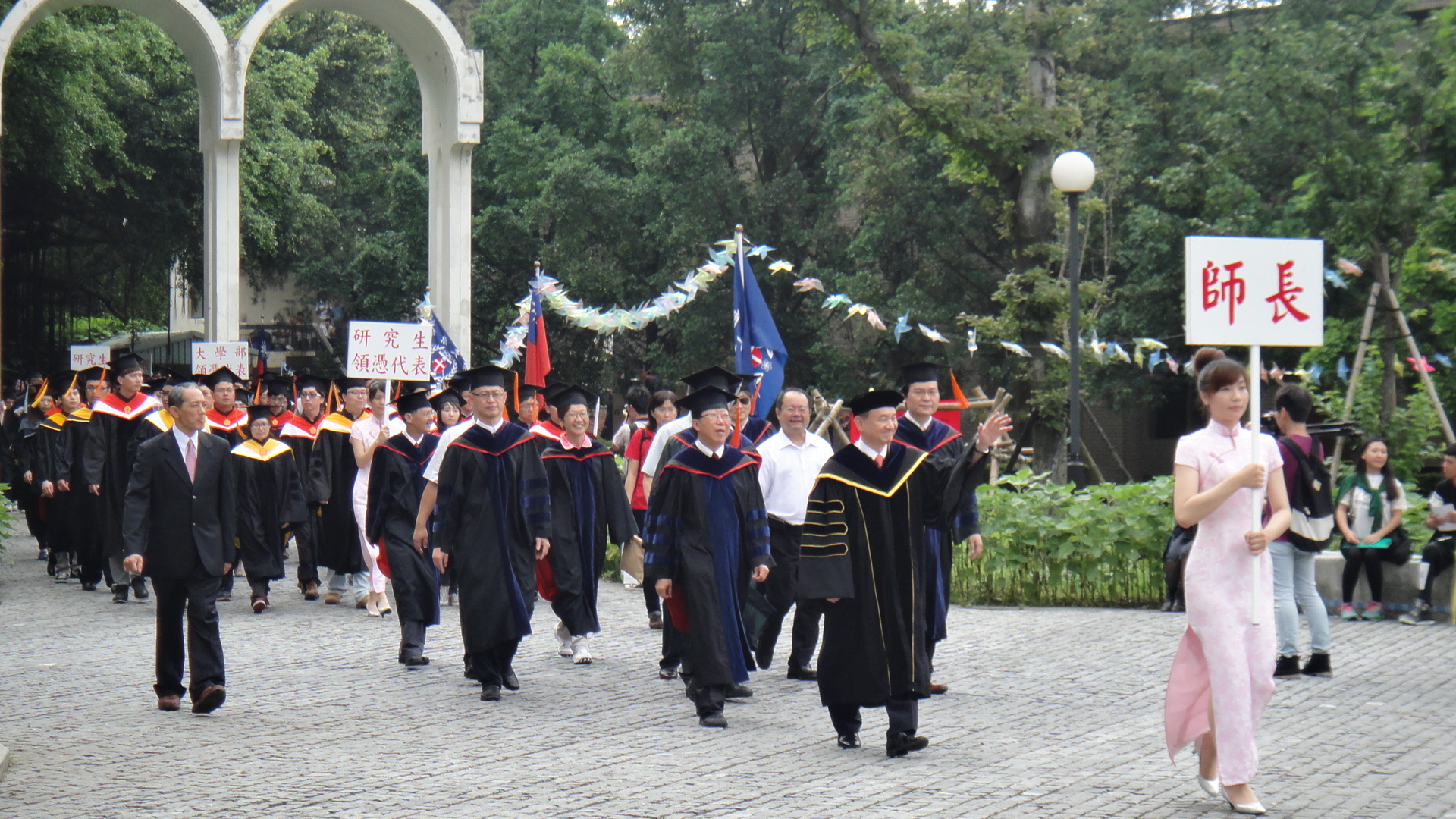 中原大學師生進行校園巡禮
