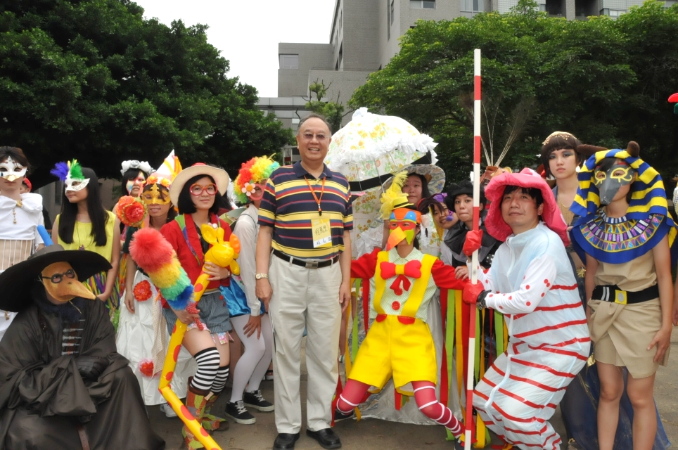 程萬里校長與裝扮後的師生合影
