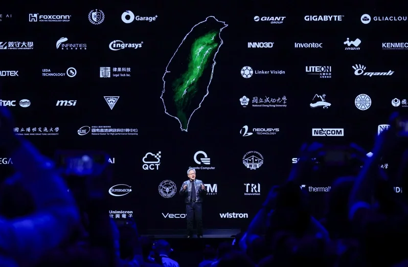 輝達（NVIDIA）創辦人黃仁勳周日演講的投影片中，印上17所大專校院的校徽。圖／聯合報系資料照片