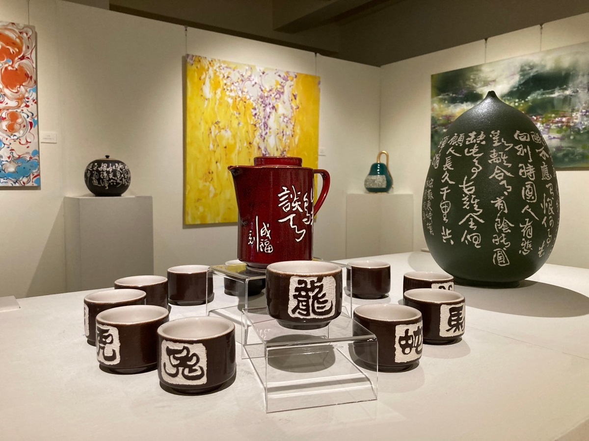 梁成福醫師在陶瓷上的雕刻作品永傳不朽，不僅凝聚了深刻的情感，也讓人感受到豐富的文化底蘊。