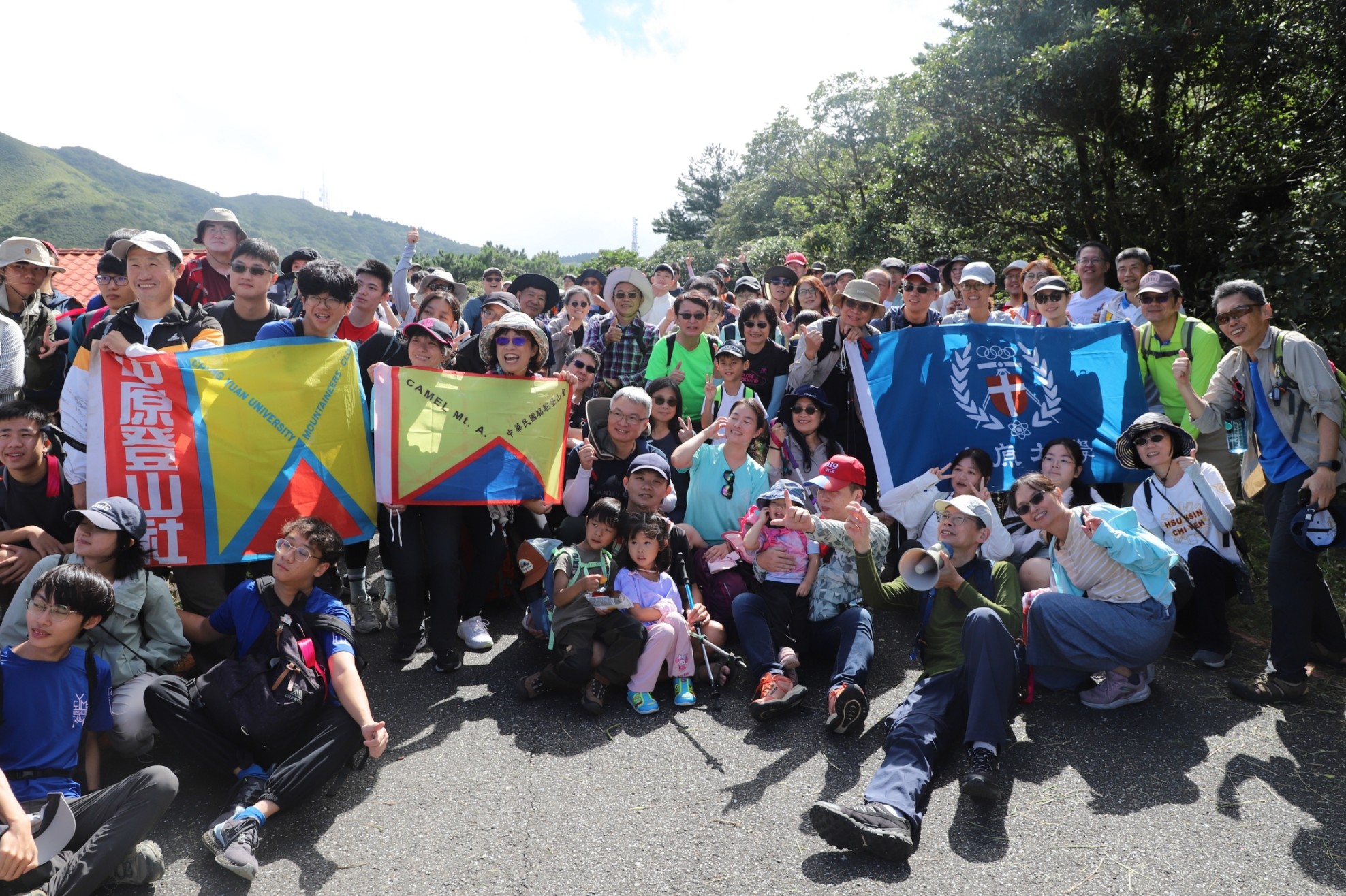 「中原70登山大會師」於日前舉辦，集結百人登山，以實際行動展現中原人堅毅不拔、勇於挑戰的精神。