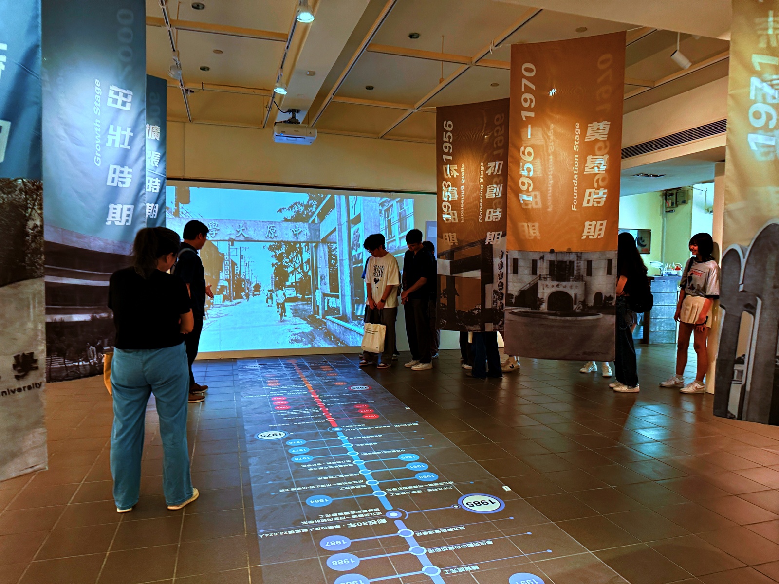 「中原藝世紀 璀璨七十年」特展以跨媒材呈現校史脈絡，為校慶注入濃厚藝術氣息。