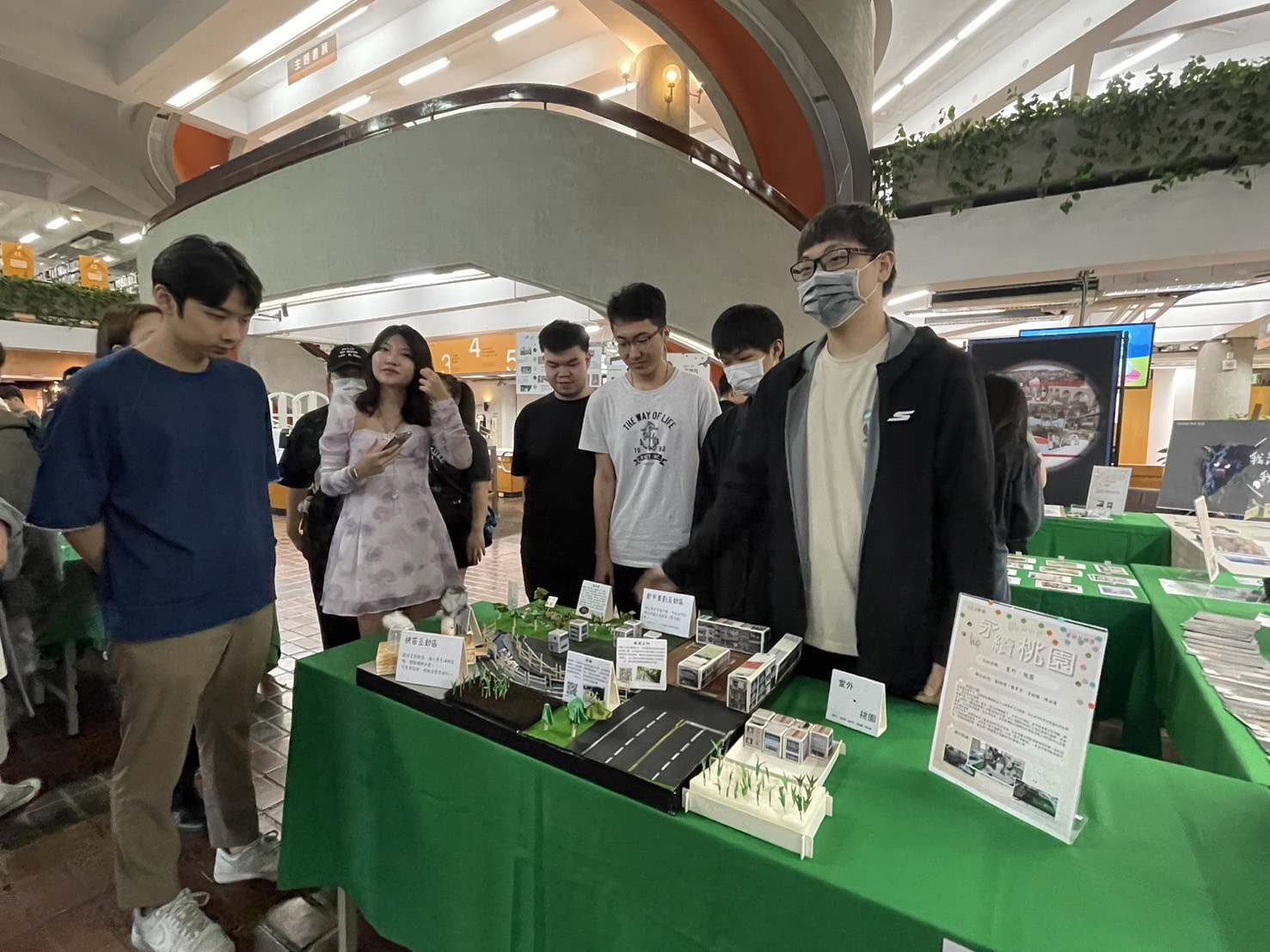 從埤塘入手，利用大圳的連結，設計了精緻的「農田插秧區」和「都市重劃區」兩個互動展區