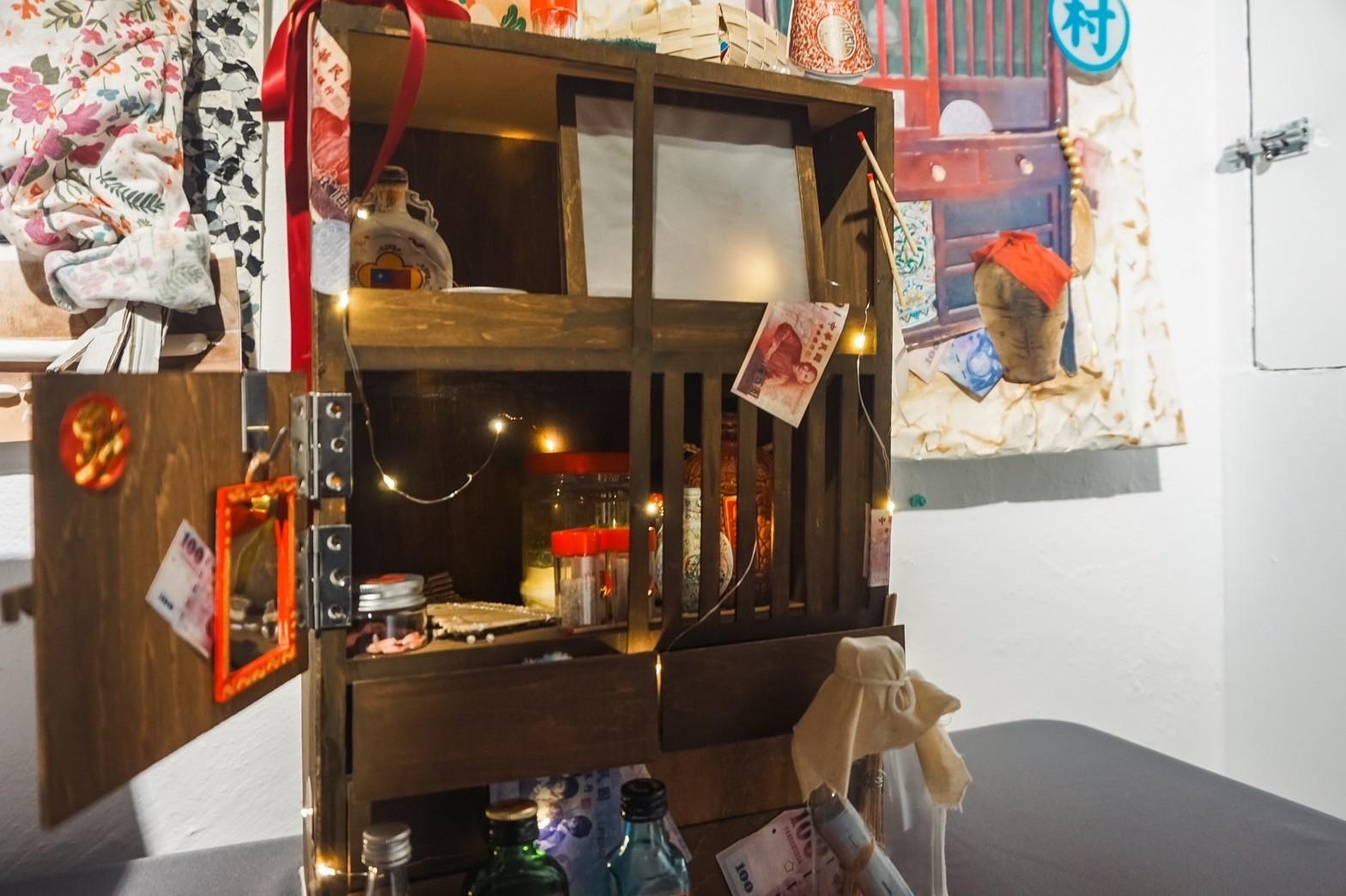 「阿嬤的秘密」作品，幽默復刻古早味的廚房一景。