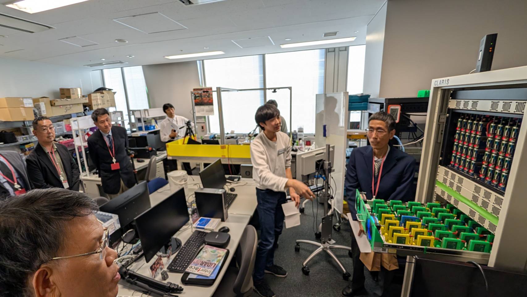 中原代表參觀電子自動控制系統實驗室，進行技術交流。