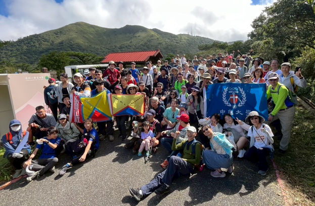 中原大學「中原70」登山大會師參與師生與校友合影，展現中原人團結與熱情。