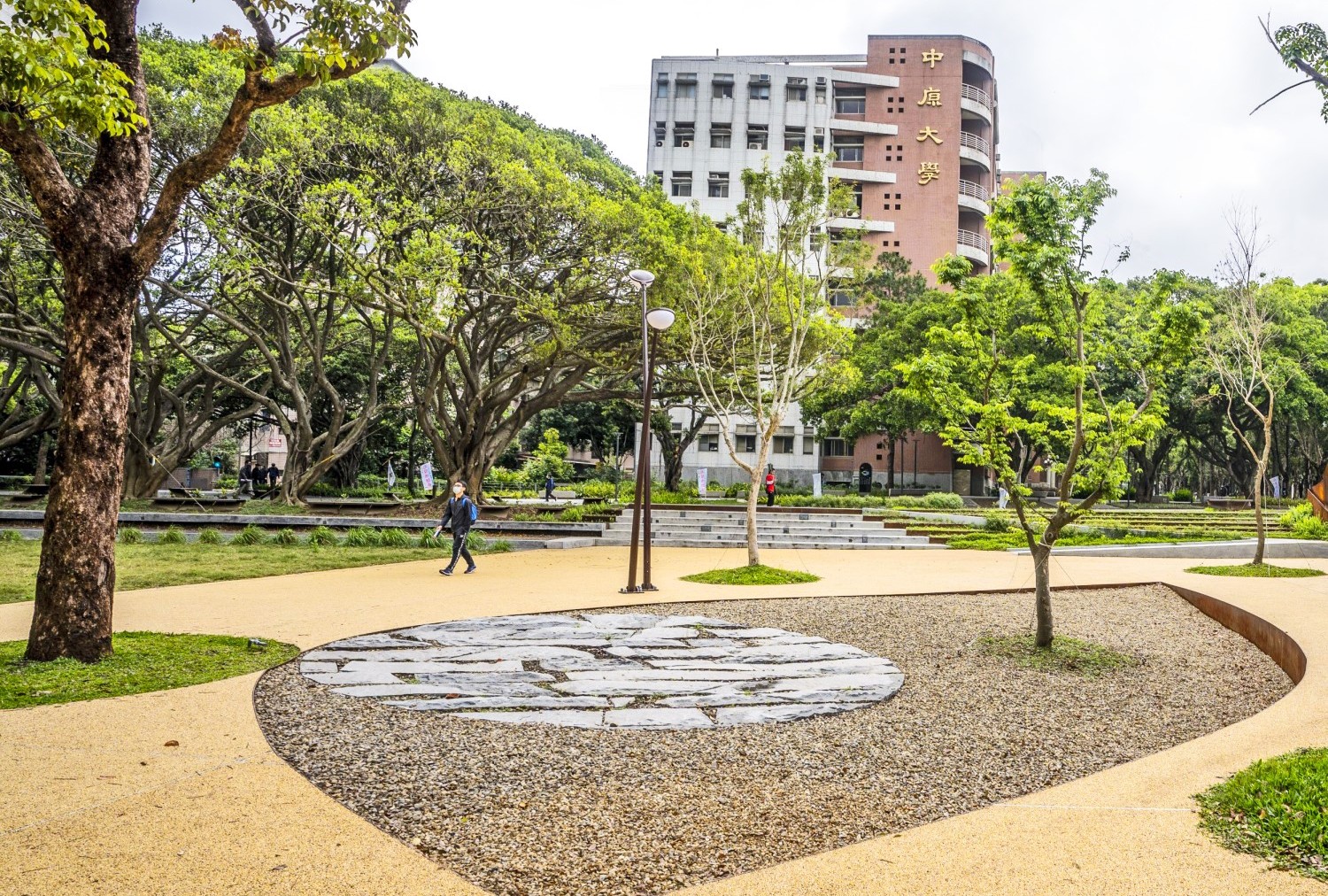 中原大學「泉源之谷」曾獲國際景觀競賽首獎，亦具滯洪池功能，體現綠色校園理念。