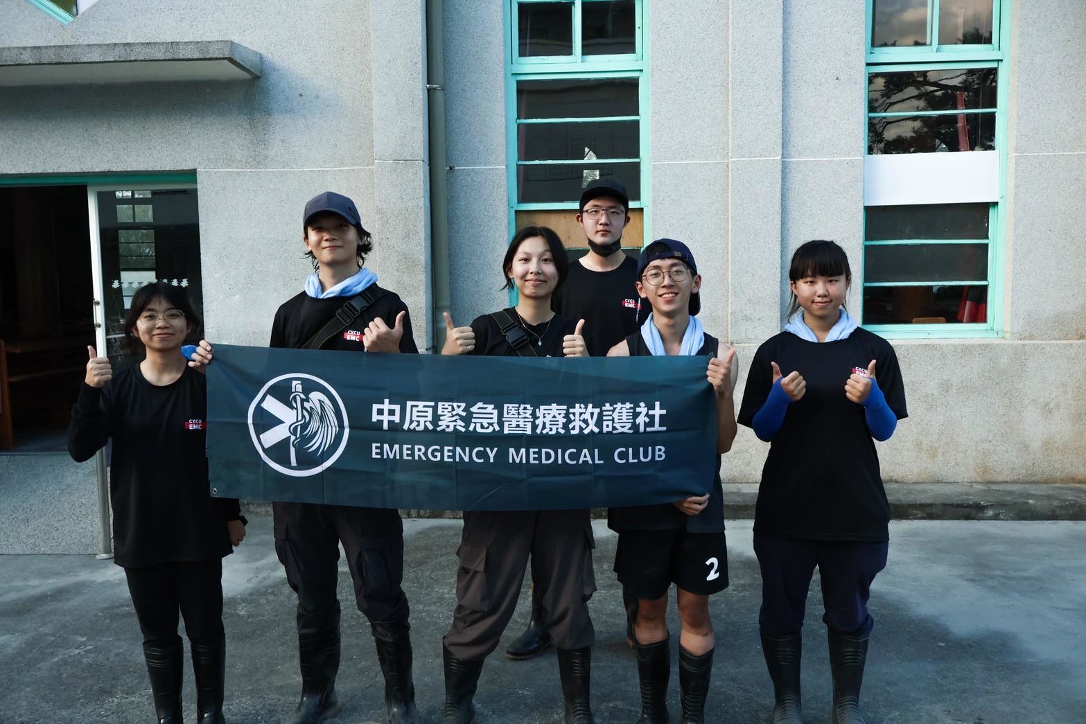 中原大學「緊急醫療救護社」志工參與災區服務行動，與團隊並肩作業，即時提供急救支援。