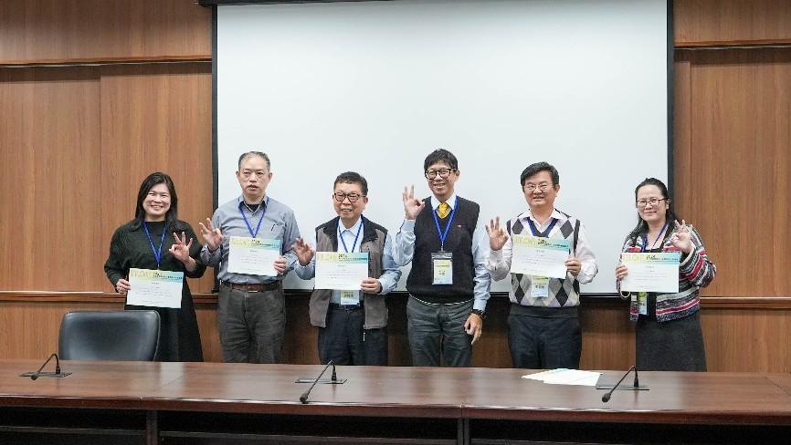 中原大學余燕薇老師(左一)發表教學案例、輔仁大學王霈老師(右三)擔任主持人（中原大學提供）