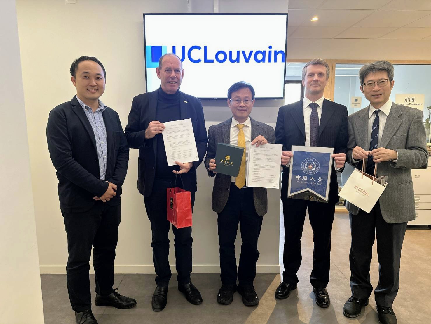 中原大學副校長吳宗遠（右一）率團赴比利時UC Louvain，與WINFAB團隊簽署合作備忘錄。