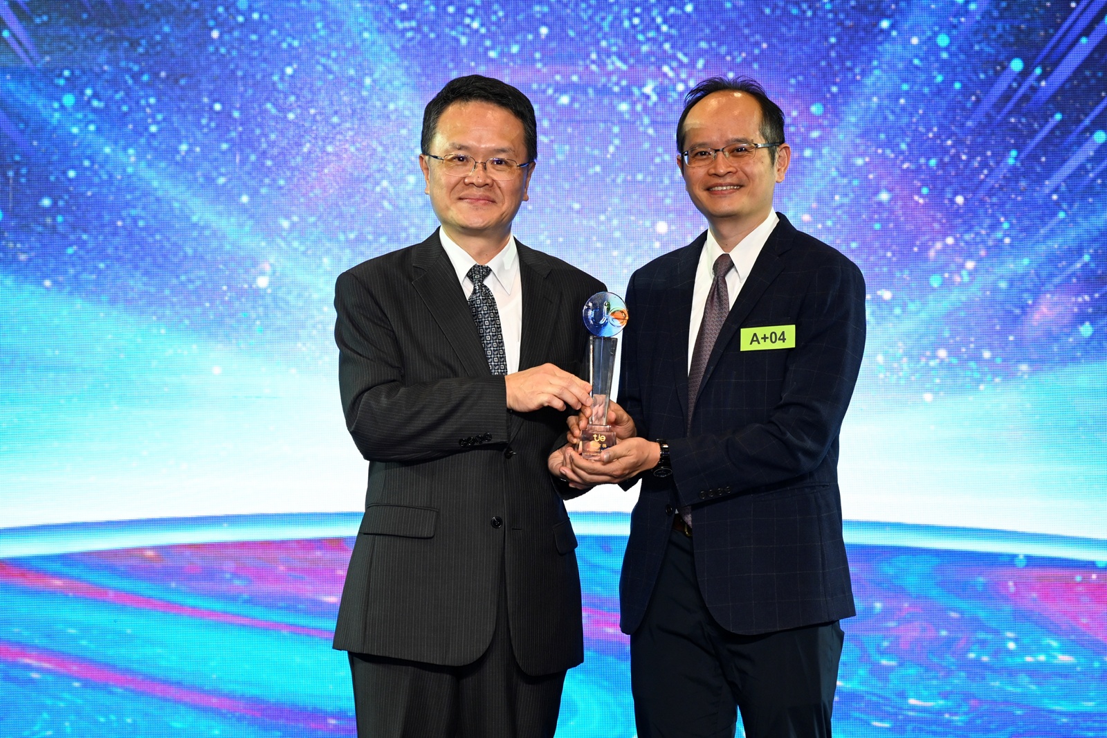 中原大學化工系劉偉仁(右)獲得iENA特別獎。圖為同作品於2025年台灣創新技術博覽會榮獲鉑金獎。