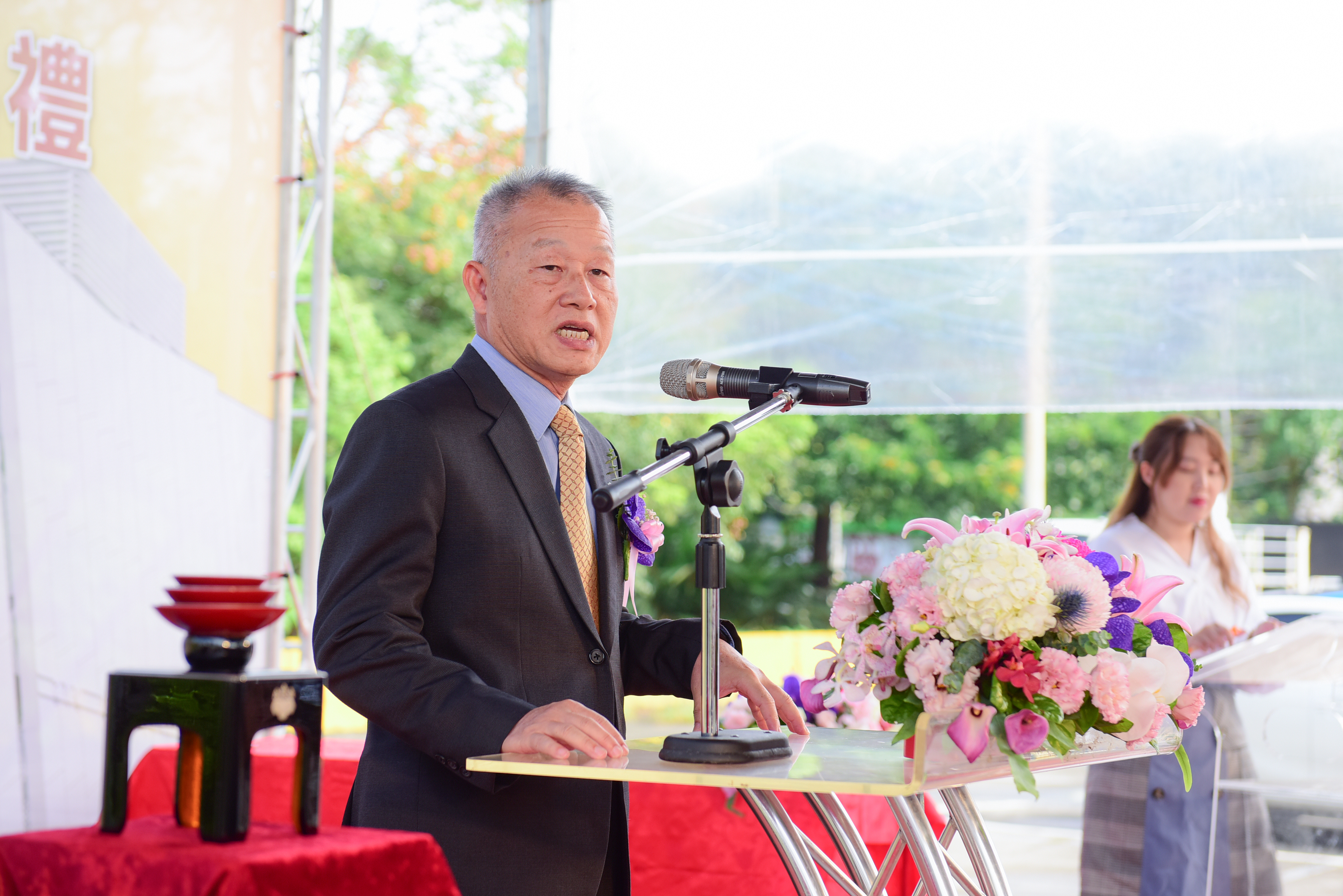 中原大學化工系教授李魁然代表陳咸亨校友致詞，表達支持母校的心意。