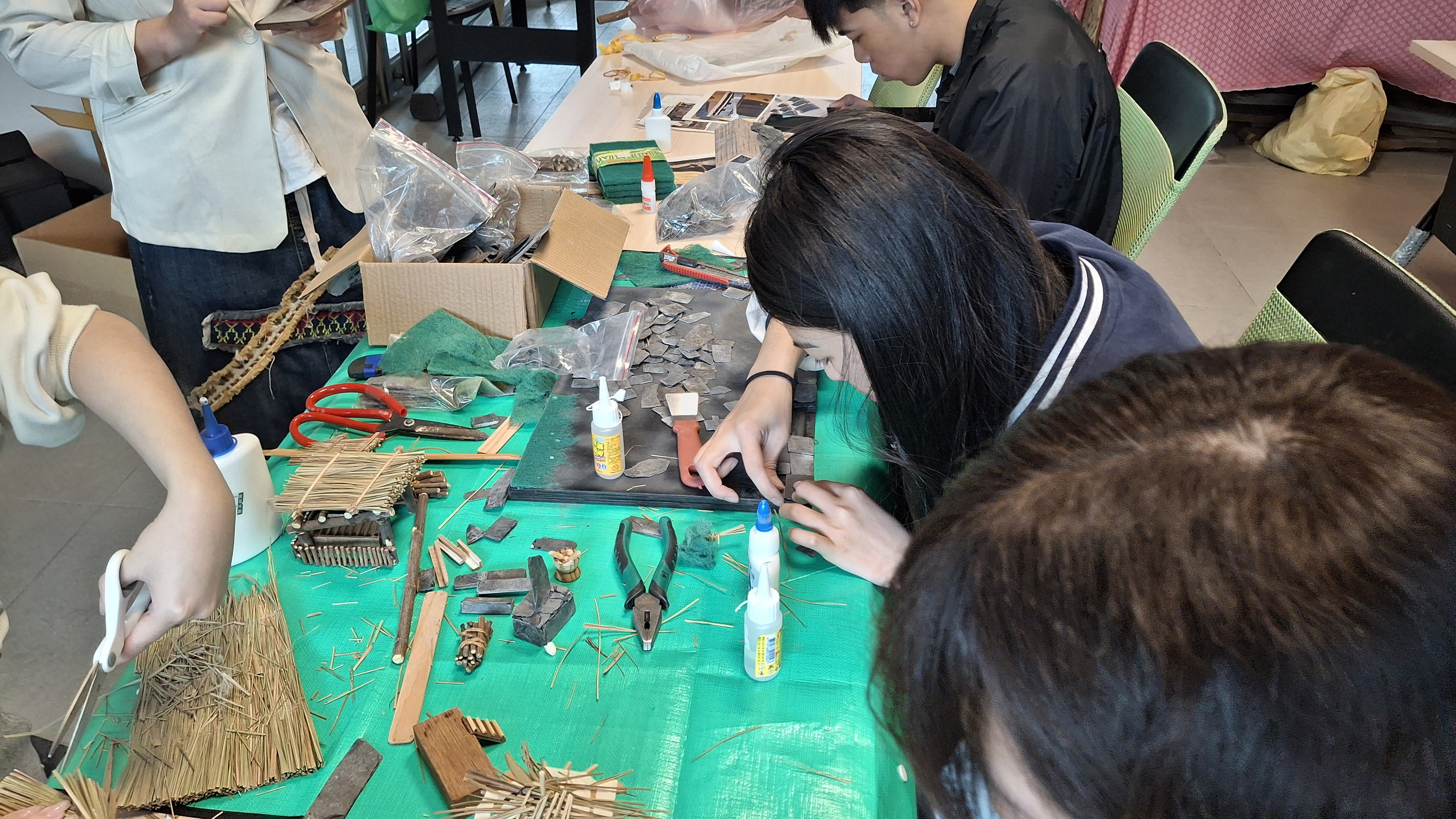 中原大學原專班進行傳統建築模型實作課程。